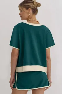 Vista trasera de conjunto para mujer de camiseta y pantalón corto en verde oscuro