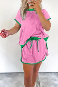 Conjunto casual de dos piezas para mujer en rosa y verde con camiseta y pantalones cortos.