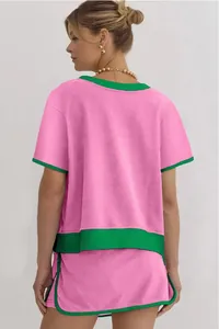 Vista trasera de un conjunto informal de camiseta y pantalones cortos rosa y verde