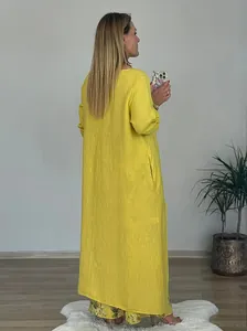 Rückansicht von lässiger gelber Damen Leinen-Tunika und geblümter Hose mit weitem Bein