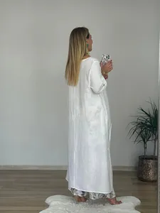 Lässiges Leinen-Set für Damen mit langer weißer Tunika und geblümter weiter Hose
