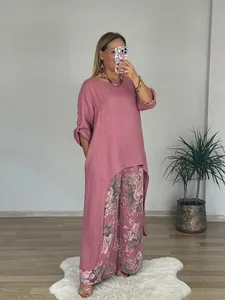 Detailansicht des rosa Damen-Leinen-Outfits mit unregelmäßigem Saum und Blumenhose