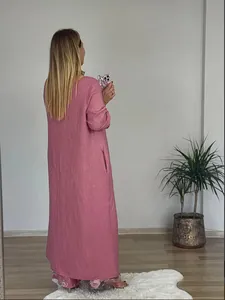 Rückansicht eines rosa Leinen-Sets für Damen mit langer Tunika und weiter Blumenhose
