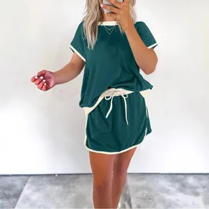Conjunto casual de camiseta y pantalones cortos verde oscuro con ribetes en contraste