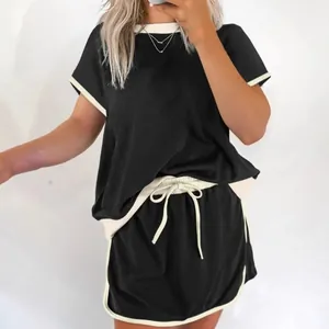 Conjunto de camiseta negra con hombros caídos y falda-pantalón para mujer