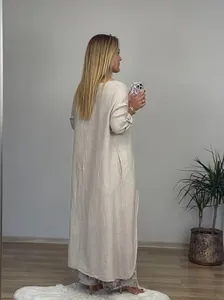 Elegante Rückansicht eines Damen-Sets aus beigem Baumwollleinen mit Tunika und Hose.