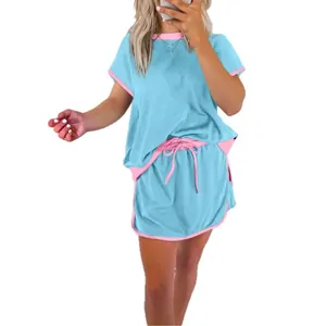 Conjunto casual de dos piezas para mujer con camiseta azul claro y falda con borde rosa