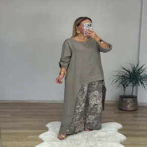 Lässiges Leinen-Set mit unregelmäßigem Oberteil und weit geschnittener Blumenhose