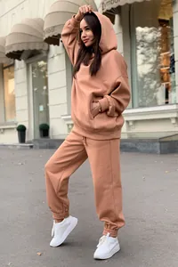 Ensemble jogging à capuche deux pièces marron pour femme dans un décor de rue