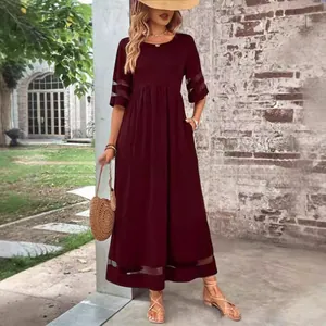 Elegante vestido maxi burdeos con cuello redondo, detalles de malla y bolsillos laterales