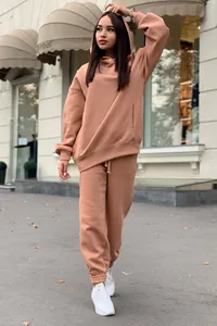 Vue détaillée d'un ensemble survêtement à capuche de couleur unie marron clair pour femme