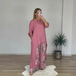 Lässiges 2-Teiler Set mit asymmetrischem rosa Leinentop und Blumen-Weitbein-Hose.