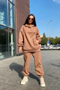Survêtement deux pièces marron moka élégant avec sweat à capuche et pantalon de jogging
