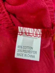 Vue détaillée de l'étiquette indiquant 65 % de coton et 35 % de polyester mélangé