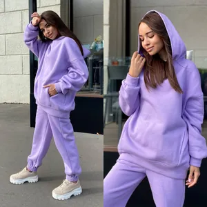 Détails de la coupe du sweat à capuche violet surdimensionné et du jogging assorti