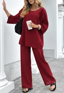 Détail de l'ensemble deux pièces en coton et lin bordeaux avec haut et pantalon large