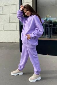 Vue détaillée de l'ensemble sweat à capuche et pantalon de jogging lavande femme.