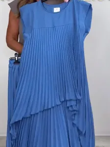 Elegante completo plissettato blu reale con top a girocollo e pantaloni a gamba dritta