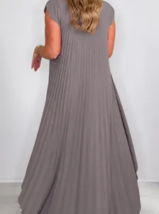 Elegante set due pezzi plissettato grigio con top girocollo e pantaloni dritti da donna