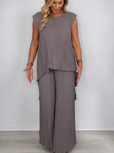 Elegante set a due pezzi grigio plissettato con top girocollo e pantaloni larghi