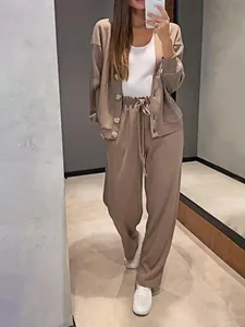 Conjunto de descanso de tres piezas marrón con cárdigan de punto y pantalón ancho
