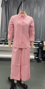 Vista completa di un set casual rosa con camicia a maniche lunghe e pantaloni larghi su manichino.