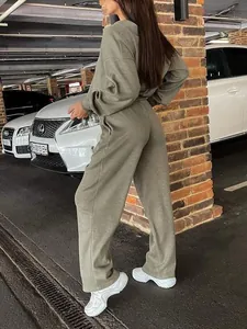 Conjunto de sudadera y pantalones de chándal verde oliva holgados en aparcamiento.