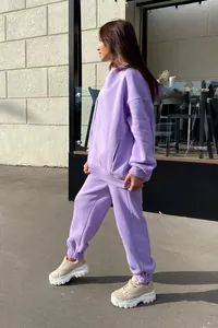 Vue d'ensemble d'un ensemble de survêtement à capuche violet lavande pour femme
