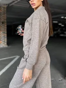 Vista detallada de un conjunto de punto jaspeado topo para mujer con sudadera y pantalón