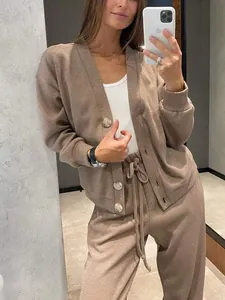 Conjunto de dos piezas para mujer con cárdigan de punto marrón y pantalón deportivo