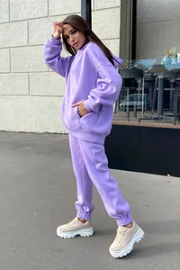 Vue détaillée d'un ensemble de survêtement à capuche deux pièces violet pour femme