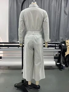 Vista posteriore dettagliata di un set cardigan a maniche lunghe e pantaloni larghi grigi