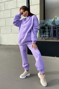 Vue complète d'un ensemble sweat-shirt oversize violet et d'un jogging assorti pour femme.