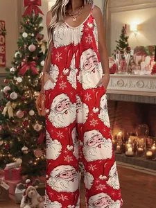 Nahaufnahme des festlichen roten Overalls mit Weihnachtsmann-Prints in Weihnachtsszene