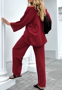 Vue arrière d'un ensemble 2 pièces en lin-coton rouge avec pantalon large et haut décontracté