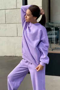 Vue détaillée de l'ensemble sweat à capuche violet surdimensionné et pantalon assorti.
