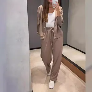 Conjunto casual de otoño con chaqueta cárdigan y pantalón deportivo