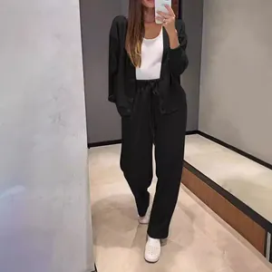 Conjunto casual de dos piezas con chaqueta cárdigan negra y pantalones de chándal a juego
