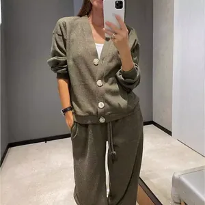 Conjunto cómodo de cárdigan de punto verde oliva y pantalones jogger para el otoño