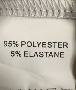 Nahaufnahme des Etiketts mit 95 % Polyester und 5 % Elasthan Gewebemischung Material