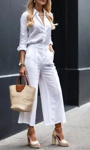 Elegante completo due pezzi in lino bianco con camicia a maniche lunghe e pantaloni larghi