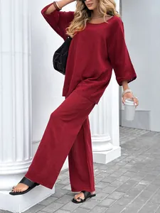 Ensemble deux pièces en lin et coton bordeaux avec haut à col rond et pantalon large