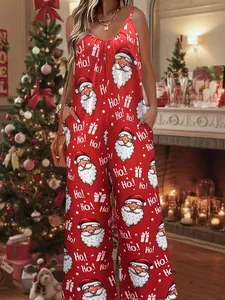 Detailansicht eines roten Weihnachts-Jumpsuits mit Weihnachtsmann- und Ho!-Aufdrucken