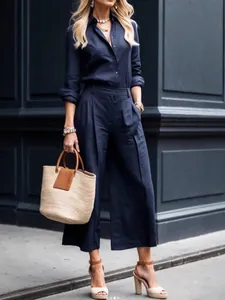 Elegante completo due pezzi blu scuro con camicia a maniche lunghe e pantaloni larghi