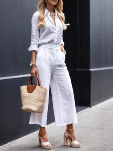 Elegante completo in lino bianco con camicia a maniche lunghe e pantaloni a gamba larga