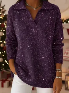 Dettaglio di maglione viola scintillante con scollo a V per le feste di Natale