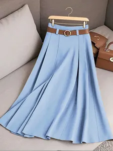 Vue détaillée d'une jupe plissée bleu clair avec une ceinture marron accessoirisée