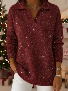 Dettaglio del maglione bordeaux glitterato con elegante scollo a V e colletto