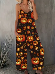 Nahaufnahme des lebendigen Halloween-Kürbisdrucks auf einem lässigen Damen-Jumpsuit
