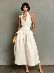 Detailweergave van een elegante mouwloze crèmekleurige maxi-jurk met overhemdkraag